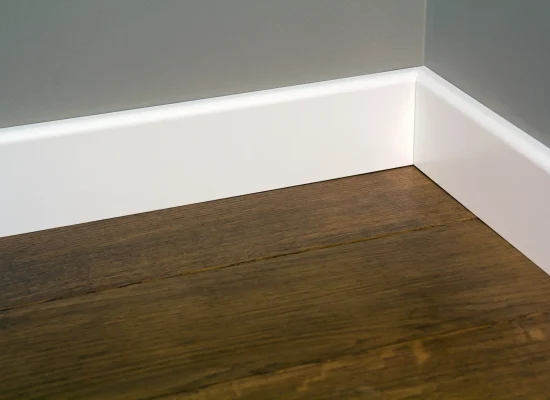 close-up-of-white-plastic-plinths-on-dark-wooden-o-2026-03-17-19-33-07-utc